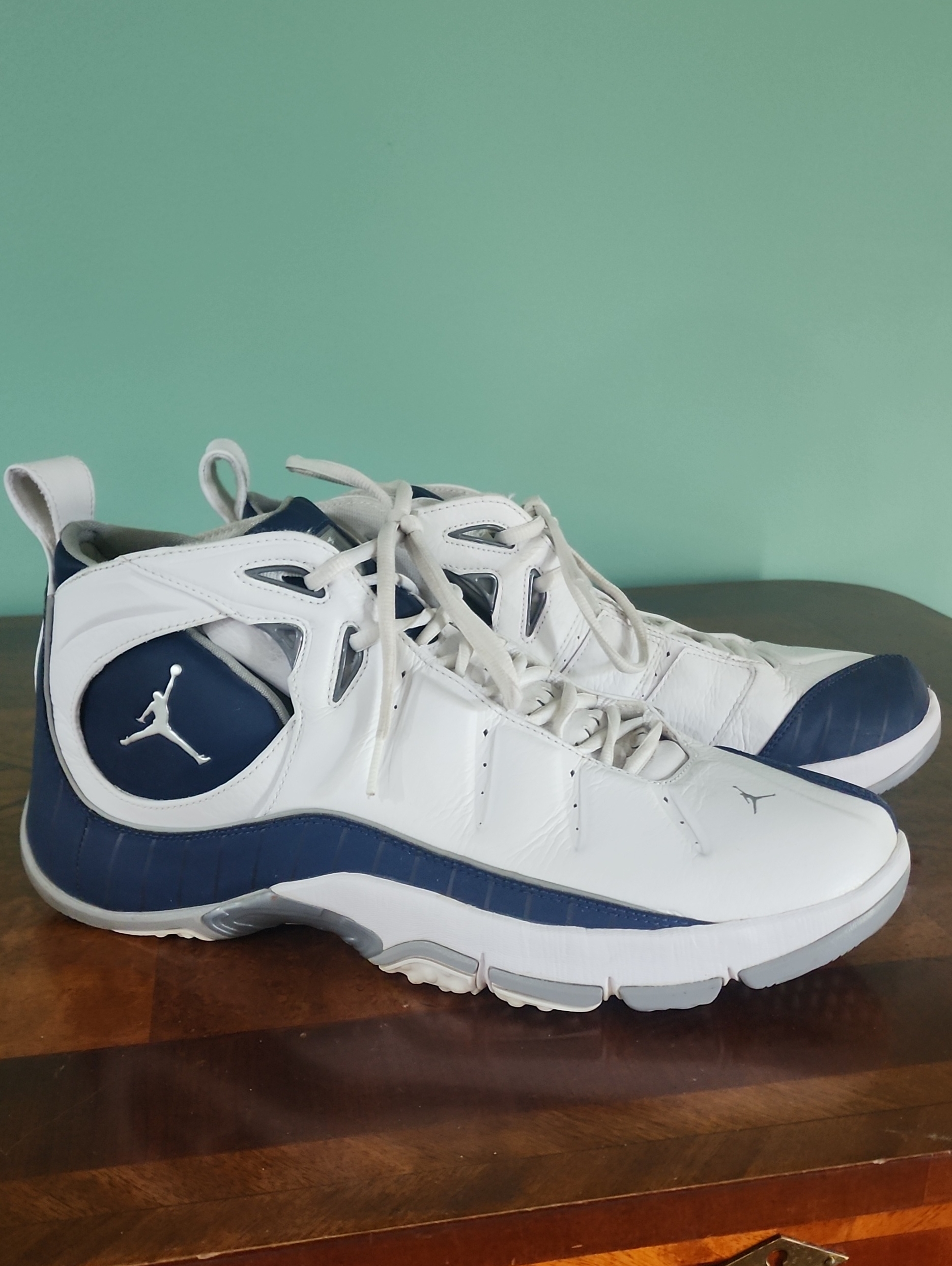 Jordan Jumpman Jeter Clutch Men’s White & Navy High-Top Basketball Sneakers